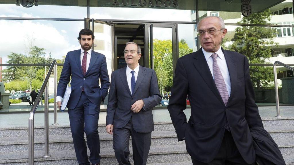 Raul López (c), presidente de Monbus, saliendo de un juzgado