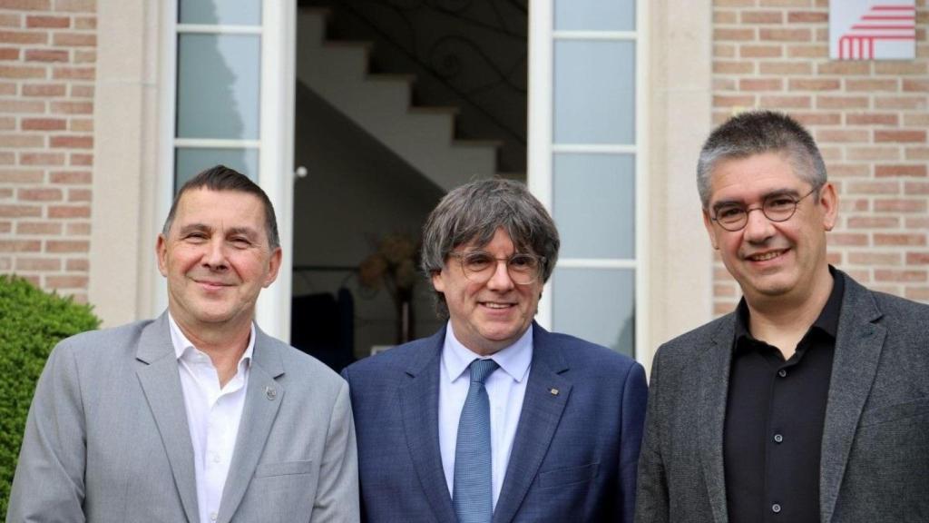 El expresident Carles Puigdemont recibe en Waterloo al secretario general de EH Bildu, Arnaldo Otegi