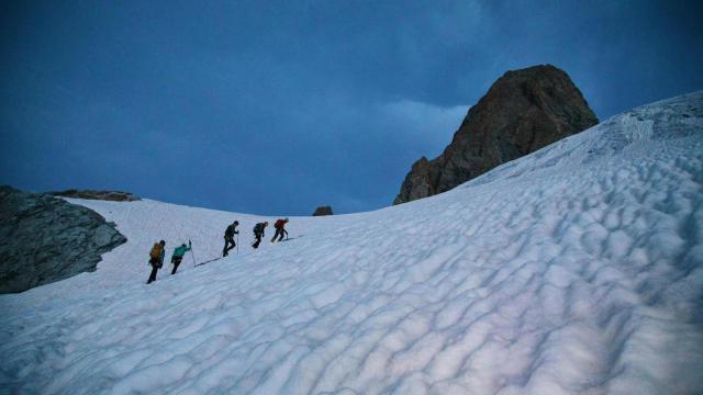 Alpinistas en una expedición de alta montaña (imagen de archivo)
