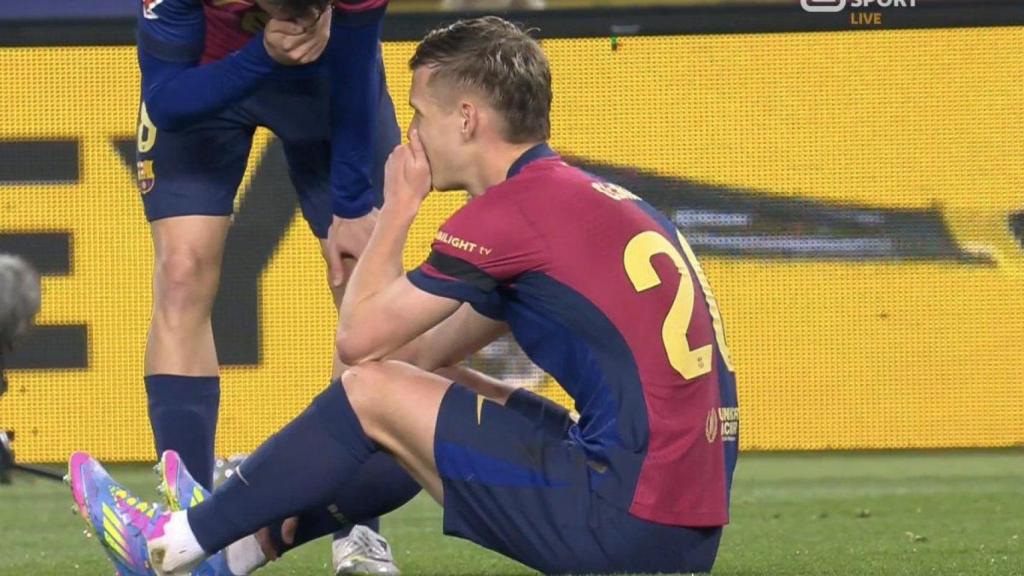Dani Olmo, tendido en el terreno de juego durante el Barça-Osasuna tras sufrir una lesión muscular