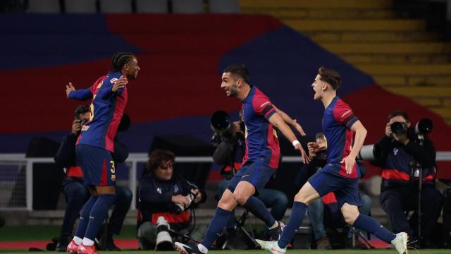 Ferran Torres celebra su gol ante Osasuna con Gavi y Balde