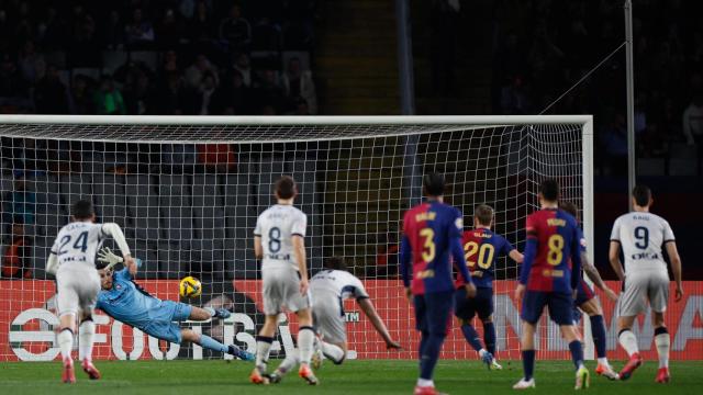 Dani Olmo tira un penalti en el Barça-Osasuna