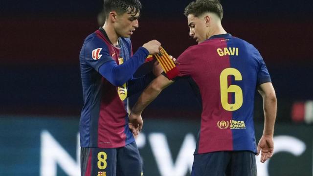 Pedri le presta el brazalete de capitán del Barça a Gavi