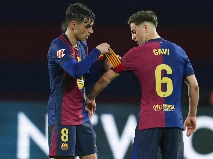Pedri le presta el brazalete de capitán del Barça a Gavi