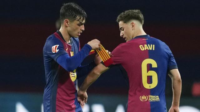 Pedri le presta el brazalete de capitán del Barça a Gavi