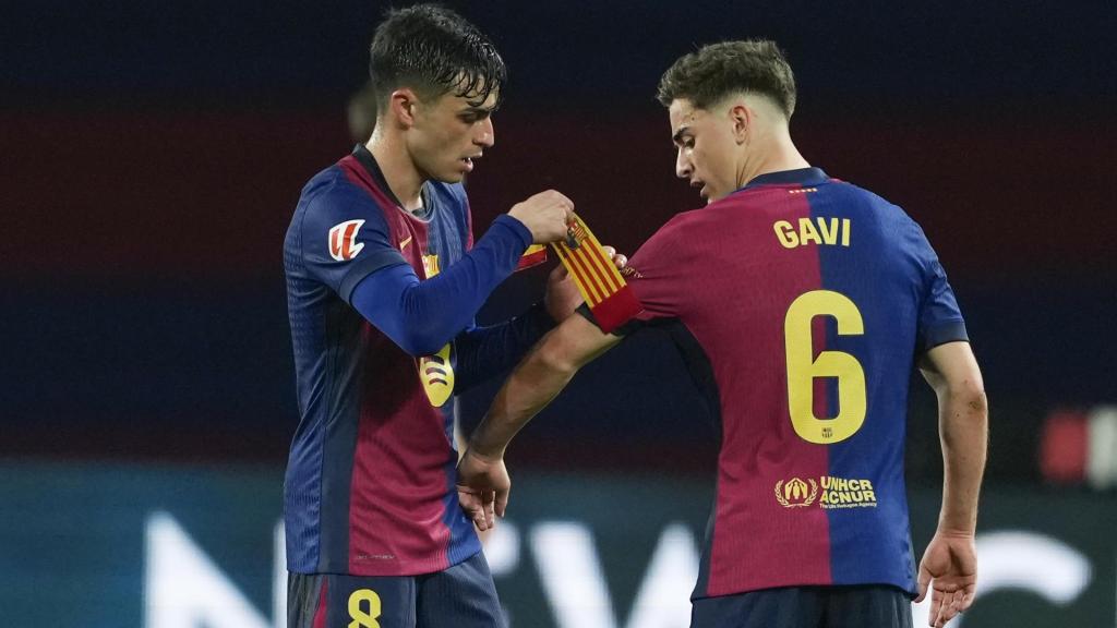Pedri le presta el brazalete de capitán del Barça a Gavi