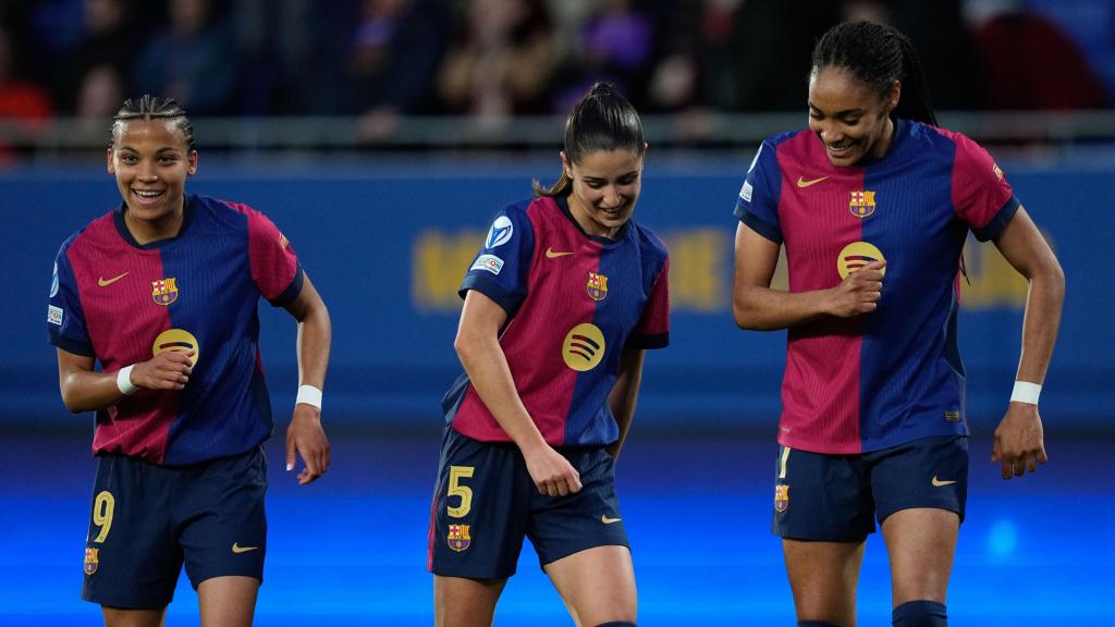 Vicky López, Jana Fernández y Salma Paralluelo celebran un gol del Barça Femenino contra el Wolfsburgo