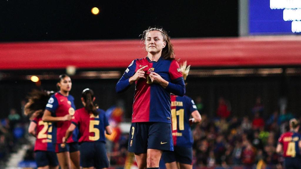 Claudia Pina se señala el escudo después de marcar un doblete con el Barça Femenino