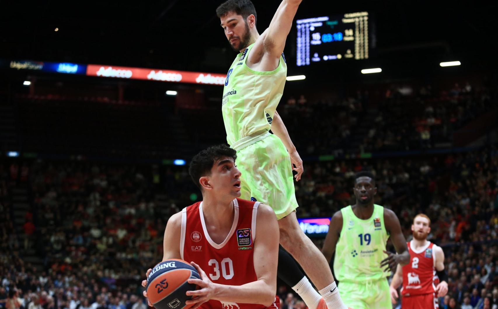 Darío Brizuela, desatado durante el Olimpia Milano-Barça de basket de Euroliga