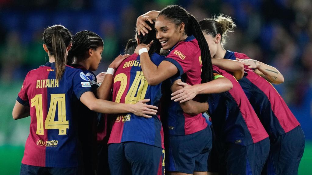 Les jugadores del Barça Femení celebren el gol d'Esmee Brugts en la pallissa contra el Wolfsburg