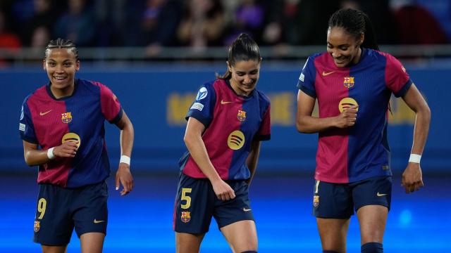Vicky López, Jana Fernández y Salma Paralluelo celebran un gol del Barça Femenino contra el Wolfsburgo