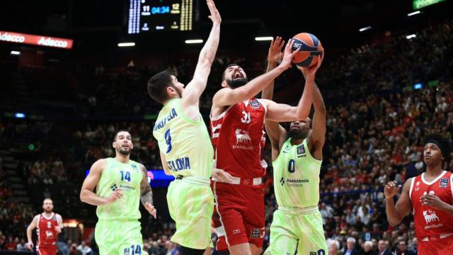 Darío Brizuela y Kevin Punter defienden a Nikola Mirotic en el Olimpia Milano-Barça de basket de Euroliga