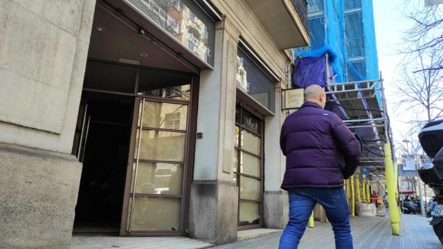 Un vecino, delante del nuevo restaurante Fonda Puig, que cogerá el relevo de Fermí Puig