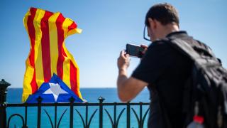 Un ciudadano fotografía una estelada al viento