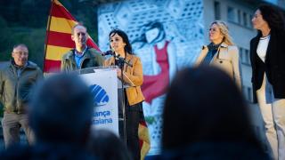 La candidata de Aliança Catalana por Girona, Sílvia Orriols (c), interviene durante el inicio de campaña de Aliança Catalana, en Ripoll, a 27 de abril de 2024, en Ripoll, Girona