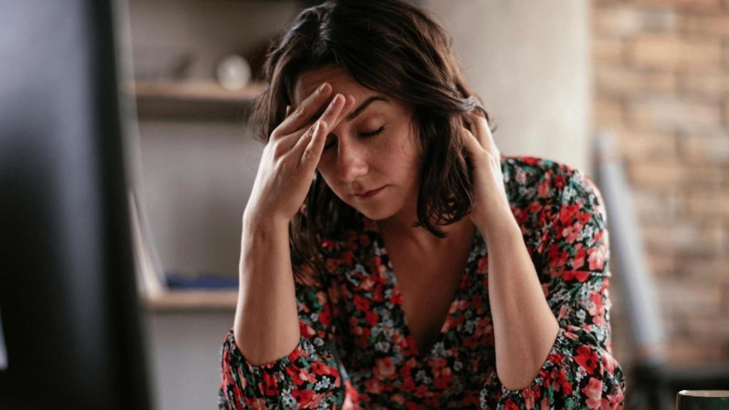 Mujer con dolor de cabeza