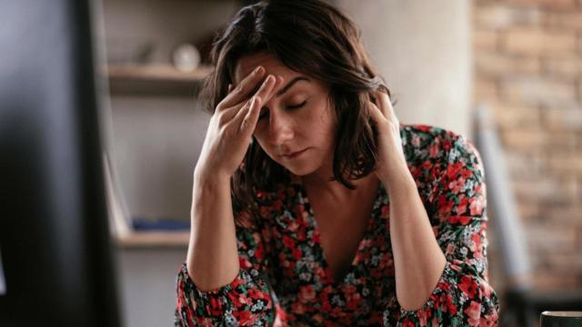 Mujer con dolor de cabeza