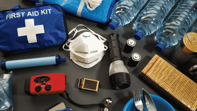 Una imagen de archivo de un kit de supervivencia