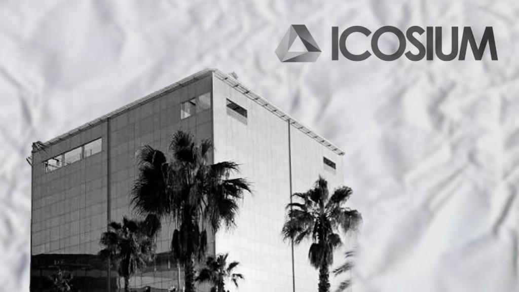 El logo de Icosium y la sede de Holaluz en Barcelona