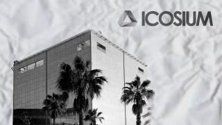 El logo de Icosium y la sede de Holaluz en Barcelona