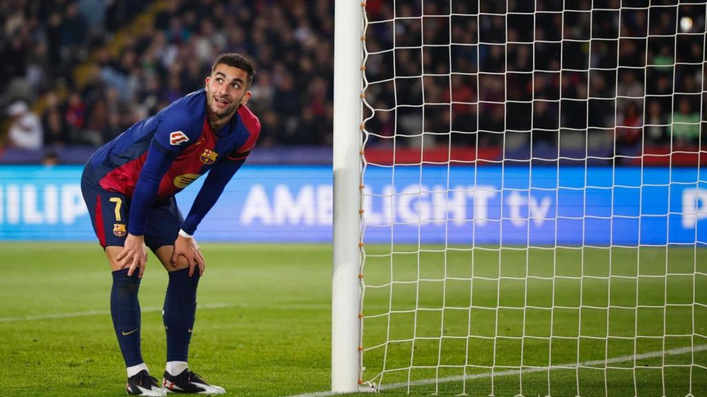 Ferran Torres se lamenta por una ocasión fallida durante el Barça-Osasuna de Liga