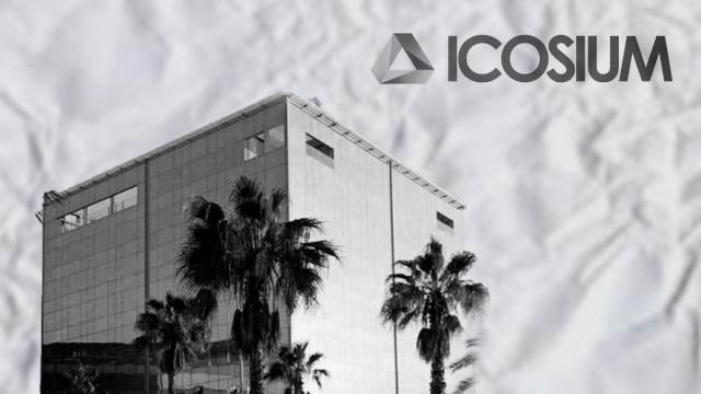 El logo de Icosium y la sede de Holaluz en Barcelona