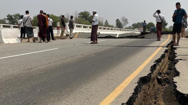 Daños en la autopista entre Naipyidó y Rangún tras el terremoto de este viernes