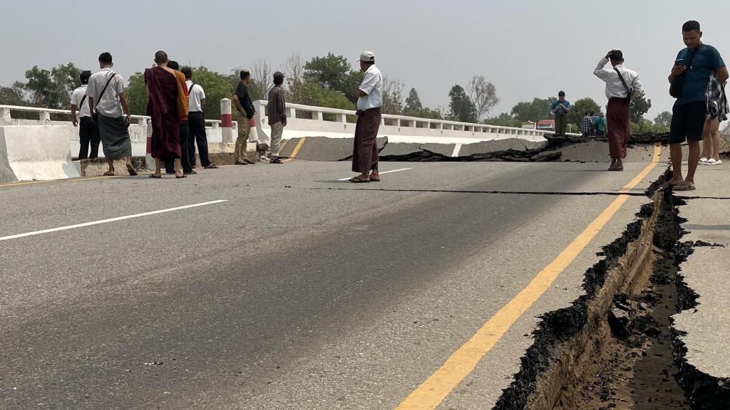 Daños en la autopista entre Naipyidó y Rangún tras el terremoto de este viernes