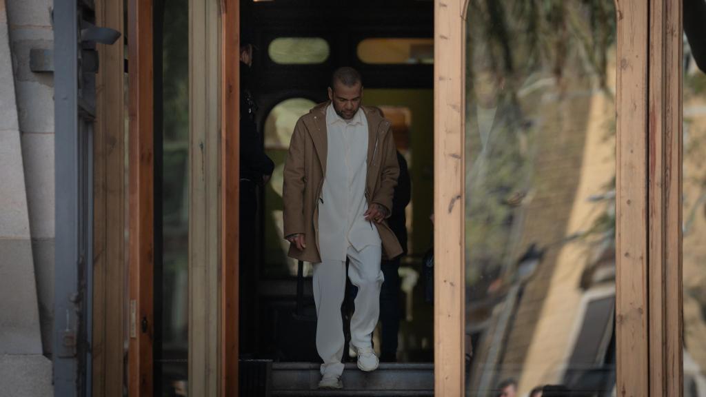 El exfutbolista Dani Alves, a su salida de la Audiencia de Barcelona