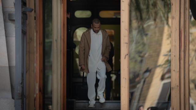 El exfutbolista Dani Alves, a su salida de la Audiencia de Barcelona