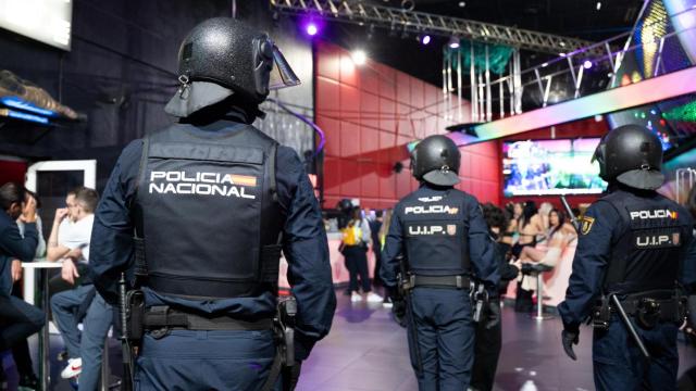 Agentes de la UIP irrumpiendo en la pista de baile del burdel
