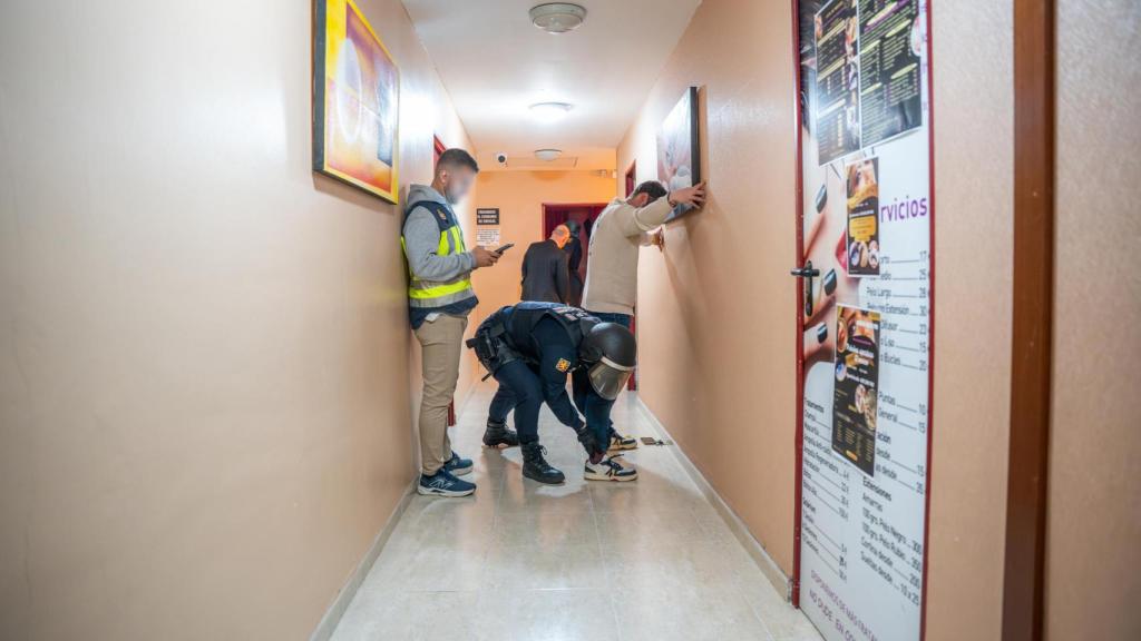 Agentes de la UIP y UCRIF cacheando a un cliente