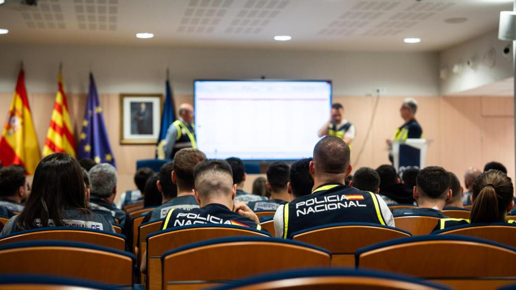 Agents de la UCRIF durant un 'briefing' i de fons el comissari amb dos altres inspectors