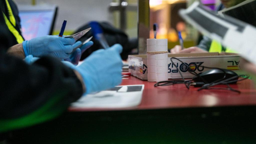 Agentes de UCRIF revisando la documentación del club