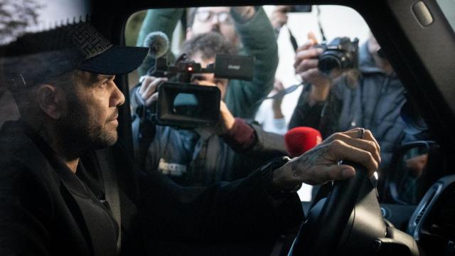 El exfutbolista Dani Alves conduce su coche, a 28 de marzo de 2025, en Esplugues de Llobregat, Barcelona