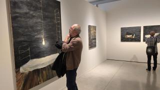 Un visitante en la exposición 'Carles Gabarró. La fragilidad de la pintura en la época del fast food' en el Museu Can Framis