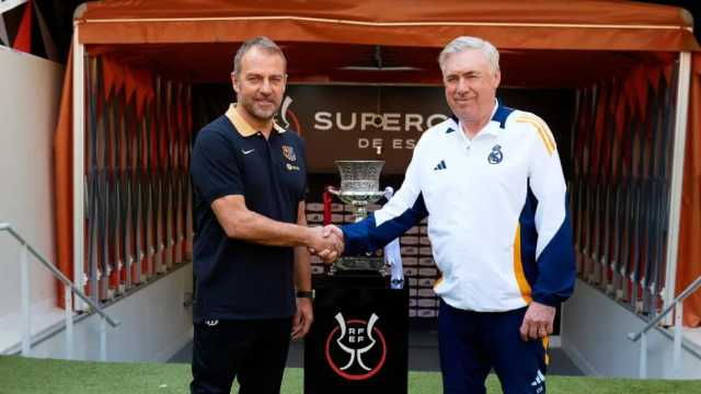 Hansi Flick, entrenador del Barça, y Carlo Ancelotti, míster del Real Madrid, antes de la final de la Supercopa