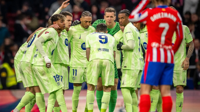 Wojciech Szczesny da una charla a los jugadores del Barça a pie de campo contra el Atlético de Madrid