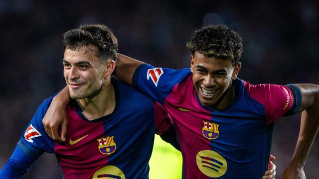 Pedri y Lamine Yamal celebran un gol con el Barça