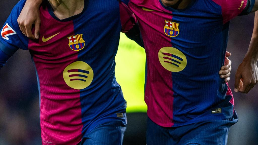 Pedri y Lamine Yamal celebran un gol con el Barça