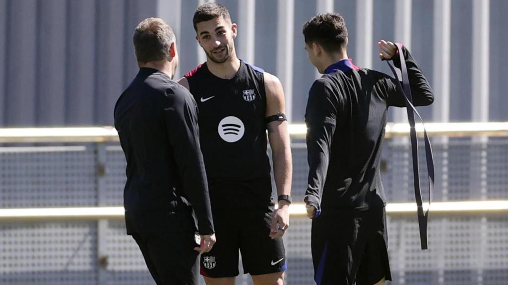 Hansi Flick habla con Ferran Torres antes del Barça-Girona