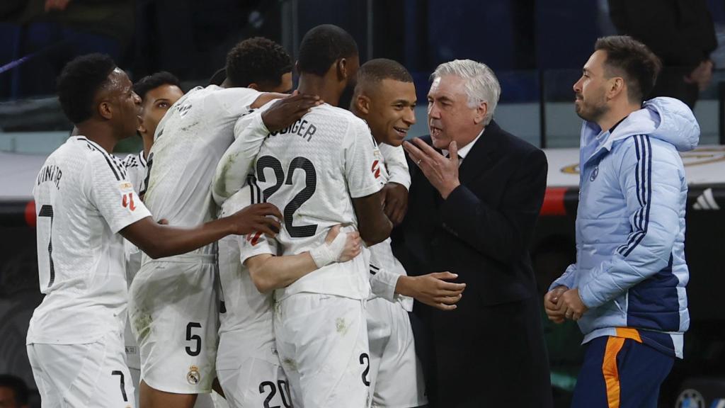 Kylian Mbappé celebra su doblete al CD Leganés con Carlo Ancelotti y los jugadores del Real Madrid