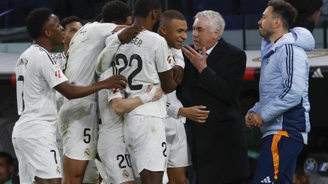 Kylian Mbappé celebra su doblete al CD Leganés con Carlo Ancelotti y los jugadores del Real Madrid