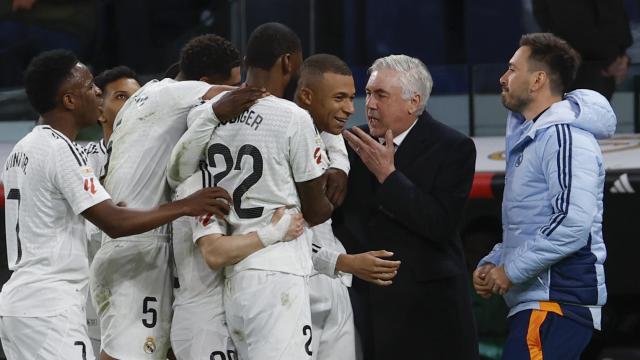 Kylian Mbappé celebra su doblete al CD Leganés con Carlo Ancelotti y los jugadores del Real Madrid