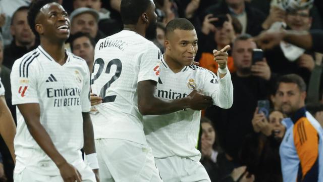 Kylian Mbappé, eufórico junto a Antonio Rüdiger y Vinicius Jr tras marcar el gol de la victoria contra el Leganés
