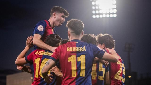 Los jugadores del Barça B celebran el gol de Jan Virgili contra la Cultural Leonesa