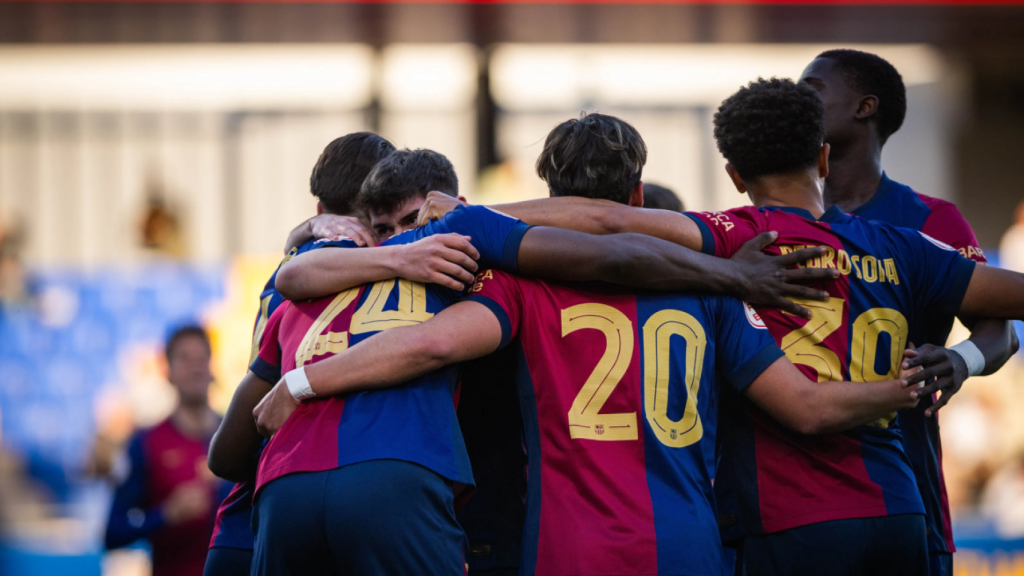Los jugadores del Barça B se felicitan tras el gol de Iván Cédric contra la Cultural Leonesa