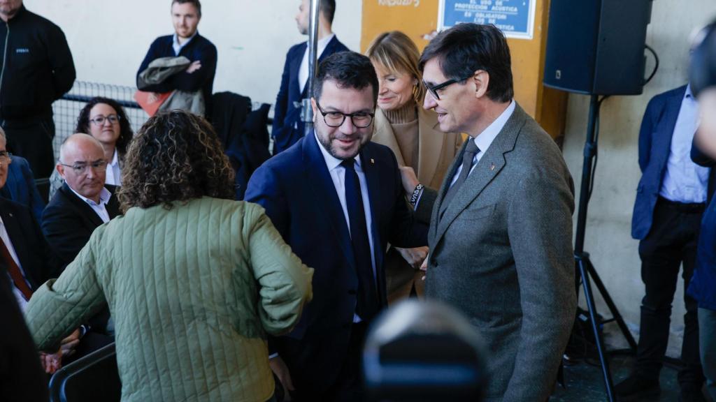 El presidente de la Generalitat de Catalunya, Salvador Illa (d), y el expresidente de la Generalitat Pere Aragonès (i) durante un acto sobre Catalunya Media City