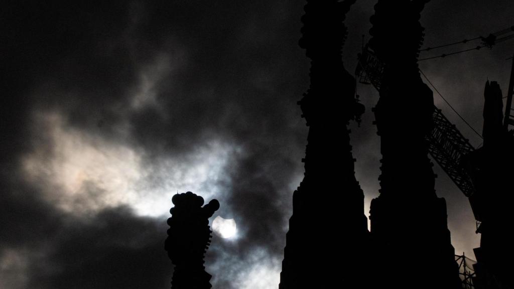Eclipse parcial del sol visto desde la Basílica de la Sagrada Familia, a 29 de marzo de 2025, en Barcelona