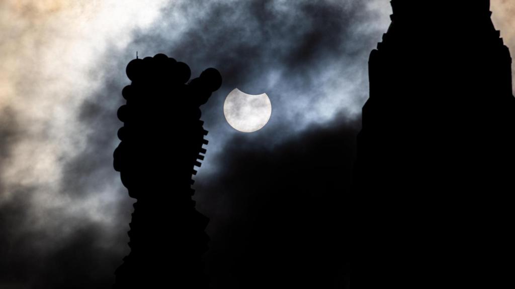 Vista del fenómeno astronómico registrado este sábado desde la Basílica de la Sagrada Familia, en Barcelona